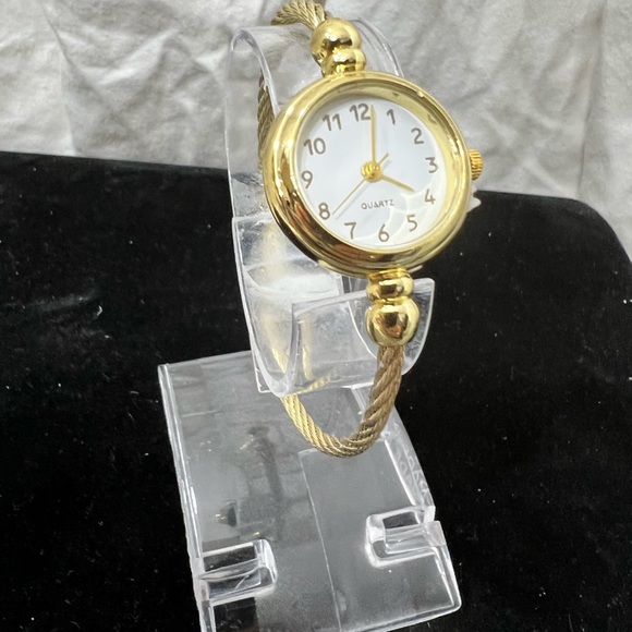 Quartz Ladys Watch Has A White Face & A Cable Wrist Holder 18kt. Gold Plating - Picture 7 of 11